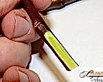 Снимаем тонкую полоску коры на привое с другой стороны